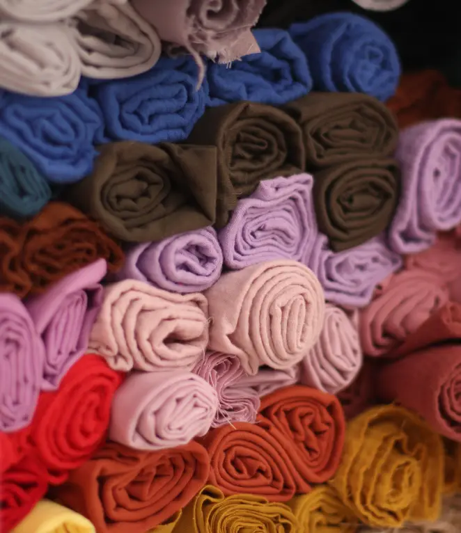 Coupons de tissus de couleurs différentes proposés à la vente dans votre mercerie à Bergerac